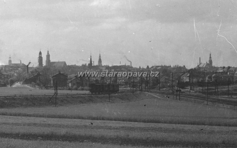 janska (8).jpg - Celkový pohled od východu. Vlevo Jánská ulice, vpravo celkový pohled na nádraží. Fotografie z roku 1938.